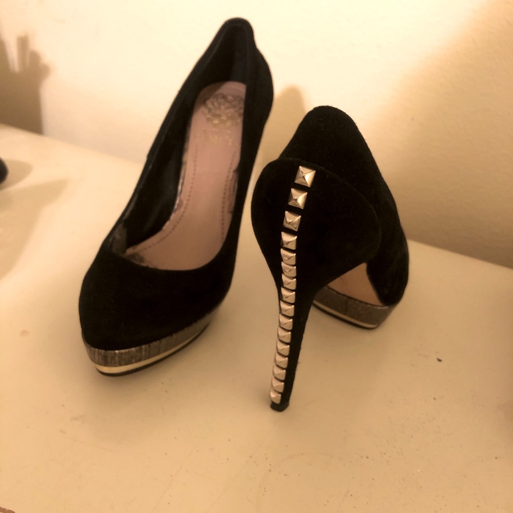 Vince camuto Studded heels in size 6 black suede platform snake print